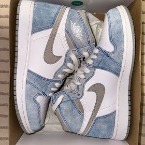 Jordan 1 Retro High Hyper Royal Smoke Grey